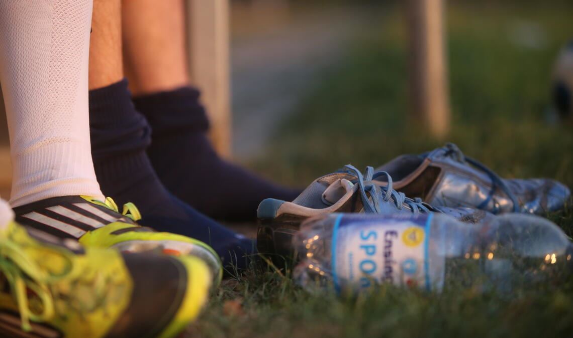 Beim Sport im Hochsommer ist genügend Mineralwasser ein Muss. Foto: Fotomoment