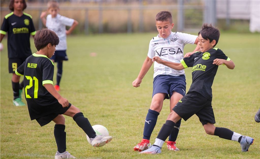 Beim Sportfest des FC Viktoria Enzberg gab es zwei Tickets für den Possehl-Electronics-Cup zu gewinnen. Eines schnappte sich der VfL Sindelfingen (weiße Trikots). Foto: Fotomoment