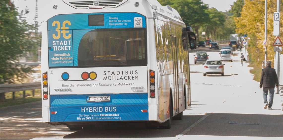 Beim Stadtbus Mühlacker gehören Hybrid-Busse schon zum Alltagsbild. Auf den Enzkreis-Linien des VPE soll das auch bald der Fall sein. Die Stadt Pforzheim allerdings verweigert sich einer Verpflichtung zu Fahrzeugen mit sauberen Antrieben. Archivfoto: Fotomoment
