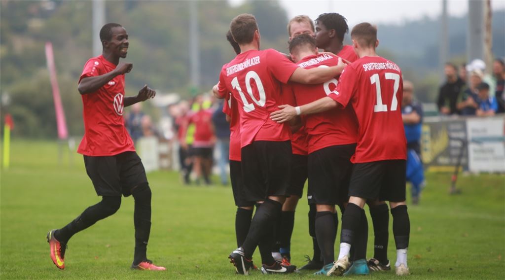 Beim Stadtderby gegen die SG 08 Hellas Mühlacker haben die Sportfreunde viel zu jubeln, denn die prestigeträchtige Partie endet mit einem verdienten 3:1-Sieg. Foto: Huber