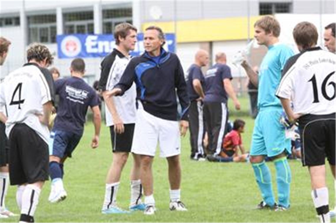Beim Stadtpokal vor einer Woche haben Eberhard Carl (Mitte) und Phönix Lomersheim den ersten Erfolg der Saison gefeiert. Doch in der Bezirksliga warten härtere Gegner. Foto: Eigner
