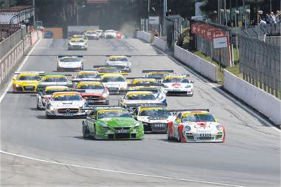 Beim Start vorneweg  ein ganz ungewohntes Gefühl für die beiden Amateurfahrer Swen Dolenc und Daniel Dobitsch in ihrem Porsche (vorne rechts). Fotos: privat