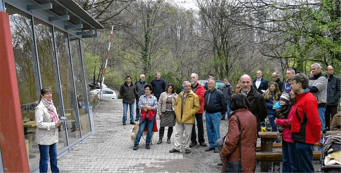 Beim Sternenfelser Schlossbergkiosk können die Besucher ab sofort wettergeschützt sitzen. Am Sonntagvormittag wurde die Einhausung der Pergola offiziell eingeweiht.