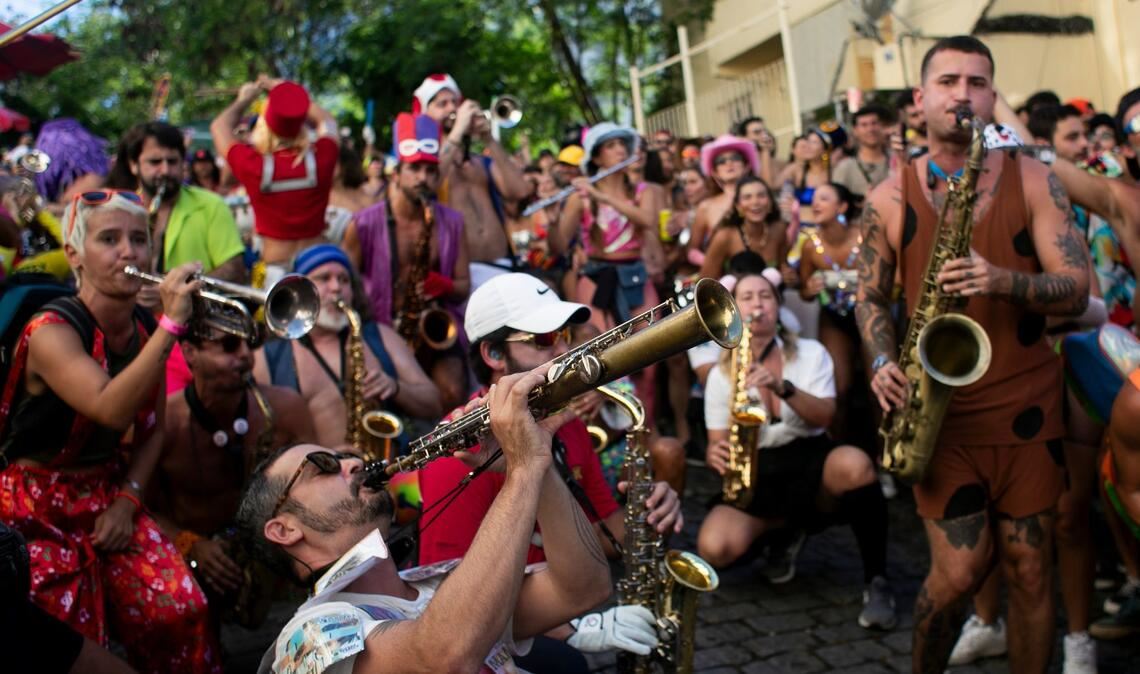 Beim Straßenkarneval ziehen dutzende Karnevalsgruppen durch die Straßen der Stadtteile. (Archivbild)
