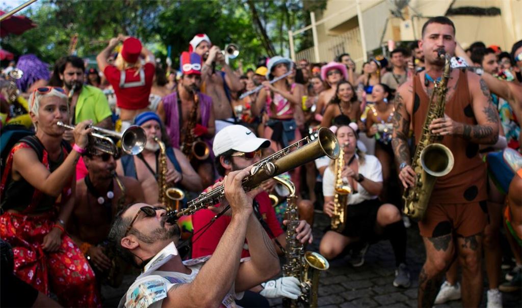 Beim Straßenkarneval ziehen dutzende Karnevalsgruppen durch die Straßen der Stadtteile. (Archivbild)