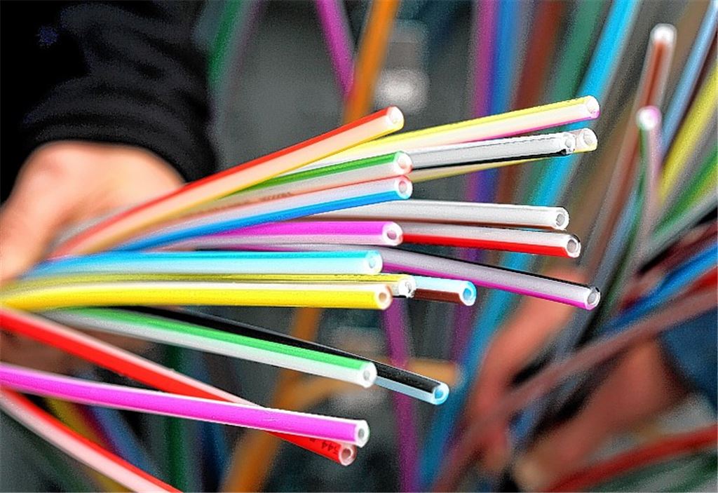Beim Surfen ist für viele Onliner in der Region weiterhin Geduld gefragt: Bis durch solch dünne Glasfaserkabel kreisweit ein superschneller Datentransfer möglich ist, wird es vermutlich noch zweieinhalb Jahre dauern. Bits und Bytes werden sich bis dahin träge durch Kupferleitungen bewegen. 