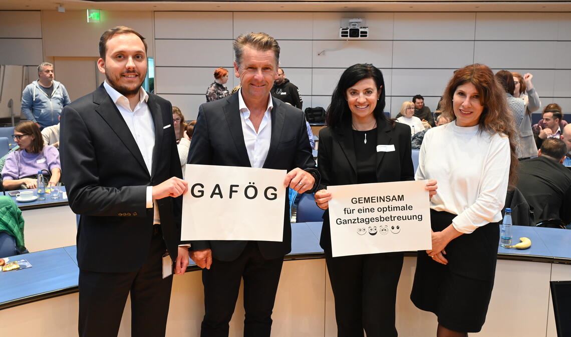 Beim Symposium (v.li.): Florian Kahl von der Enzkreis-Stabsstelle für Recht, der Bürgermeister von Neckarbischofsheim, Thomas Seidelmann, Alice Zahorneanu von der Jugendhilfeplanung des Enzkreises und die Sozialdezernentin Katja Kreeb. Foto: Bott