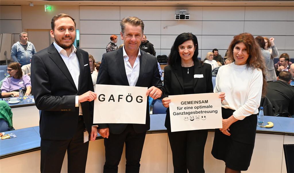 Beim Symposium (v.li.): Florian Kahl von der Enzkreis-Stabsstelle für Recht, der Bürgermeister von Neckarbischofsheim, Thomas Seidelmann, Alice Zahorneanu von der Jugendhilfeplanung des Enzkreises und die Sozialdezernentin Katja Kreeb. Foto: Bott