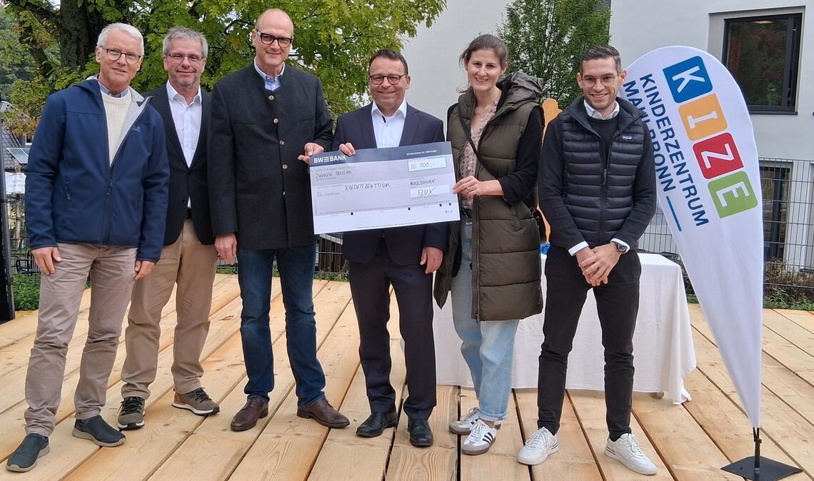 Beim Tag der offenen Tür überreicht FLUX-Geschäftsführer Alexander Geib (3.v.re.) einen symbolischen Scheck über 20000 Euro an Björn M. Schmid (3.v.li.) und Franziska Horn von der Christophorushilfe sowie an Dr. Till Neugebauer und Andreas Felchle (v.li.) vom Trägerverein. KIZE-Geschäftsführer Dirk Berner (re.) dankt seiner Belegschaft für ihren Einsatz am Tag der offenen Tür und während der herausfordernden Umbau-Phase. Fotos: Schröder