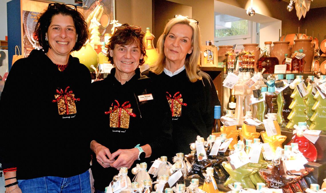 Beim Team von Buch-Elser und VomFASS passt selbst das Outfit: Carolin Britsch (v.l.), Angelika Wetzel und Birgit Kriebel beraten beim Kauf von persönlichen Geschenken.