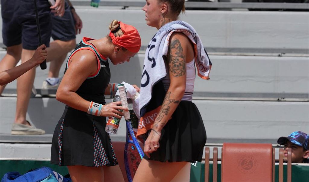 Beim Tennismatch der Russin Diana Schnaider (l) gegen die Ukrainerin Oleksandra Olijnykowa ging es um mehr als nur Sport.