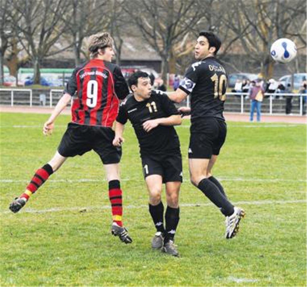 Beim Thema Favoritenrolle duckt sich die Fvgg 08 Mühlacker (schwarz) weg. Doch genau die schanzen ihr die Sportfreunde zu.
Archivfoto: Fotomoment