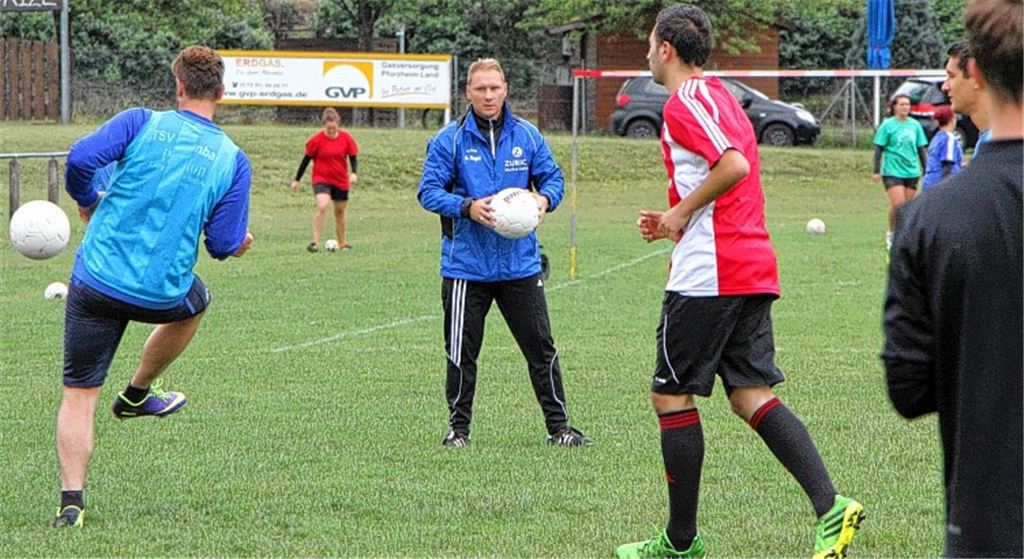 Beim Training ist Karl-Heinz Nagel am liebsten mitten unter seinen Spielern. Umso mehr wurmt ihn, dass er beim ersten Pflichtspiel der neuen Saison nicht dabei sein kann. Foto: Eigner