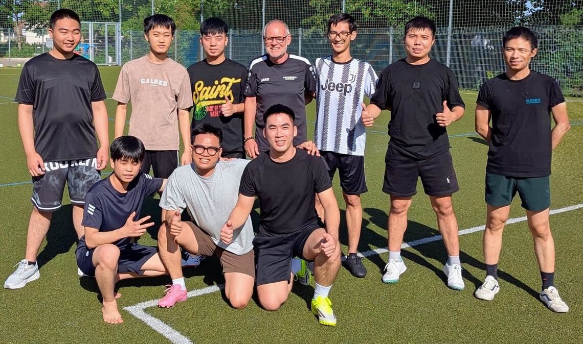 Beim Training mit Dietmar „Didi“ Dierlamm: Die vietnamesischen Auszubildenden der Kleiner GmbH erleben in Huchenfeld Sport und Gemeinschaft. Foto: Kleiner GmbH