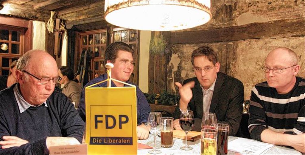 Beim Treffen des FDP-Ortsverbands tauschen sich (v. li. ) Georg Pfister, Achim Reinhold, Professor Dr. Erik Schweickert (MdB) und Ortsverbandsvorsitzender Mischa Dambrowsky aus. 