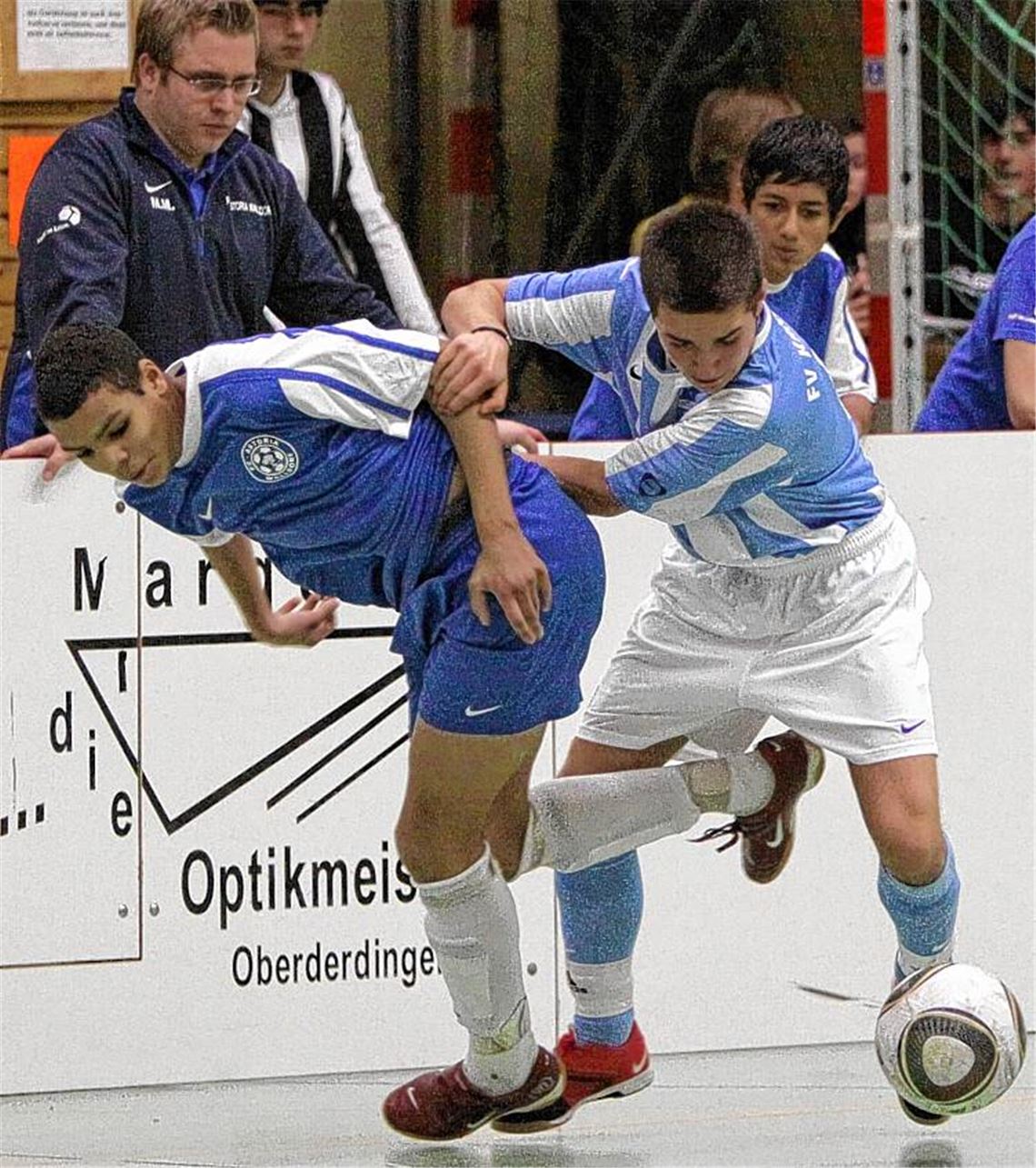 Beim Turnier der B-Junioren – hier der Nachwuchs des FV Knittlingen (weiße Hosen) im Jahr 2010 gegen Astoria Walldorf – geht es mit Haken und Ösen zur Sache. Archivfoto: Eigner