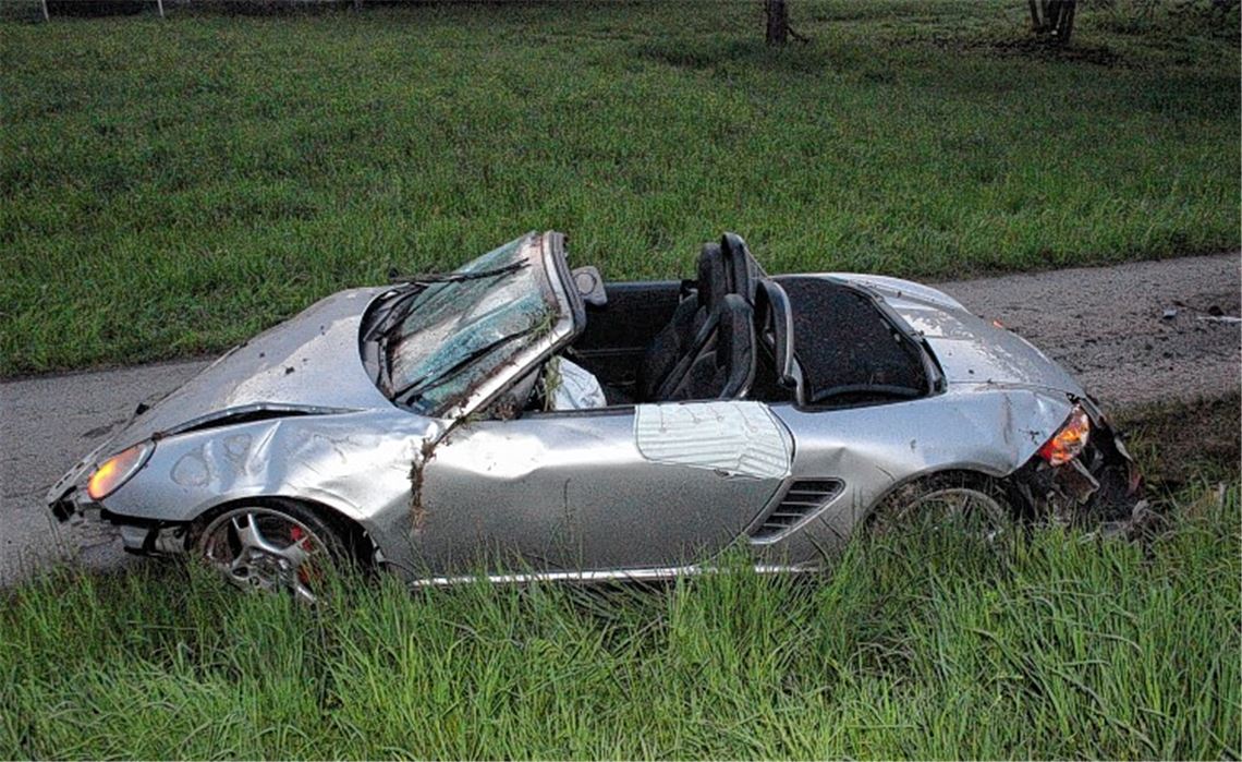 Beim Überschlag neben der Straße wird der Porsche des 52-Jährigen total beschädigt.