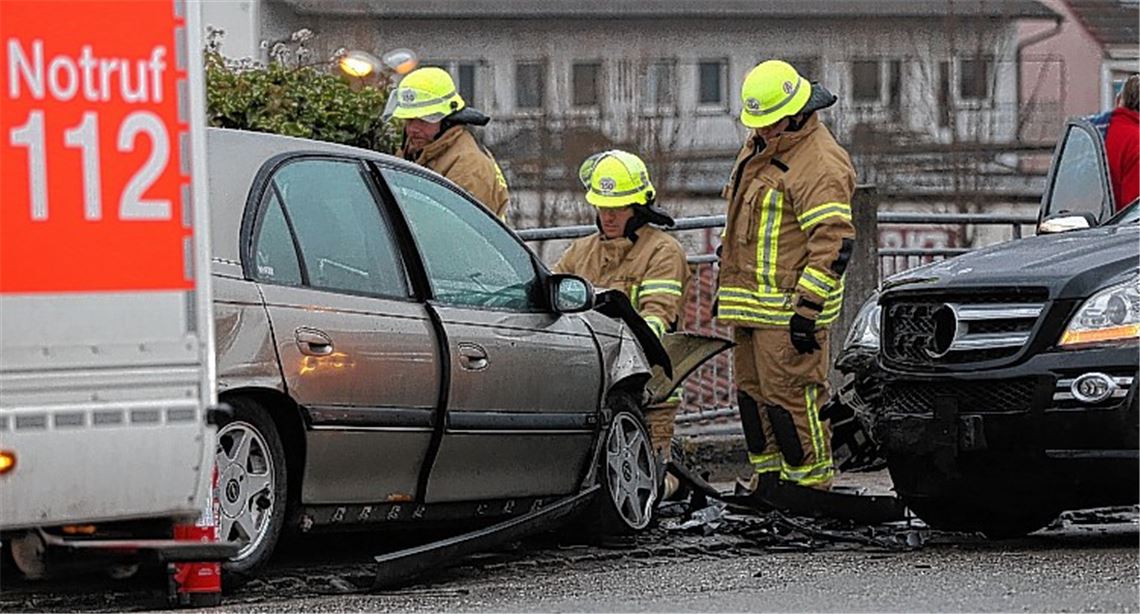 Opelfahrer schleudert in den Gegenverkehr