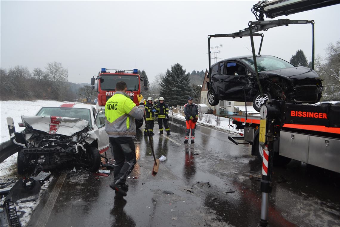PKW kommt aufgrund Straßenglätte ins Schleudern und prallt mit Gegenverkehr zusammen