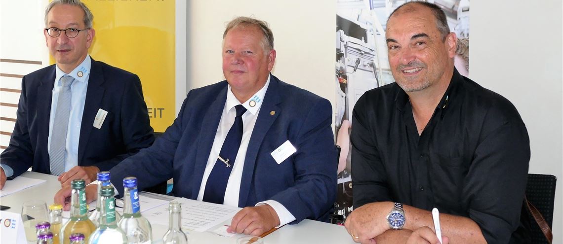 Beim Verbandstag des SHK-Fachverbands wird das 75-Jahr-Jubiläum gefeiert und über Energiewende und Gasmangel diskutiert. Hier im Bild Wolfgang Becker, Joachim Butz und Matthias Morlock (v.li.). Foto: Peche