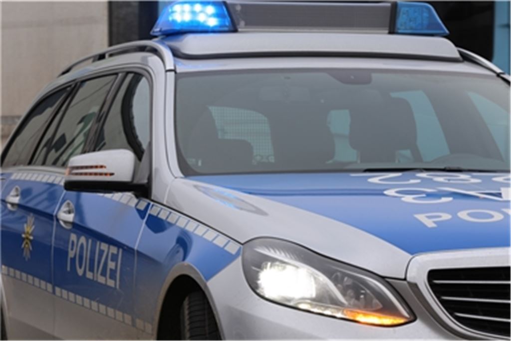 Beim Versuch, an der Einmündung der L 1134 nach rechts in Richtung Diefenbach abzubiegen, ist ein BMW von der Straße abgekommen und gegen ein Gewächshaus geprallt. Archivfoto: Huber