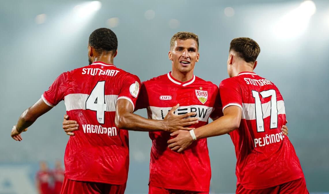 Beim VfB Stuttgart läuft es bereits. Josha Vagnoman, Grischa Prömel und Dzenan Pejcinovic freuen sich über den 4:0-Sieg in Rostock.