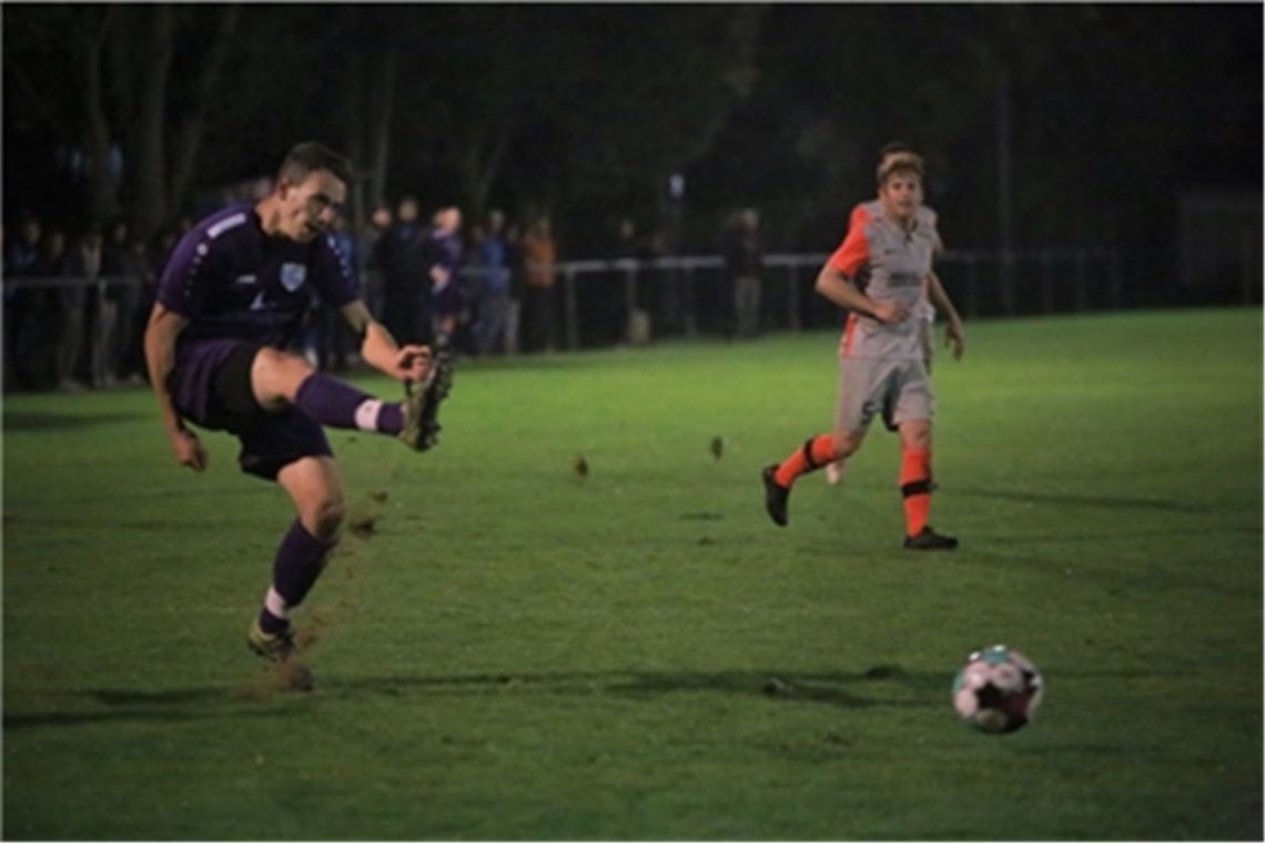 Beim VfR Sersheim hat die SG Roßwag Mühlhausen nicht viele Torchancen. Die meisten Schüsse auf den gegnerischen Kasten kommen aus der Ferne. Foto: Huber