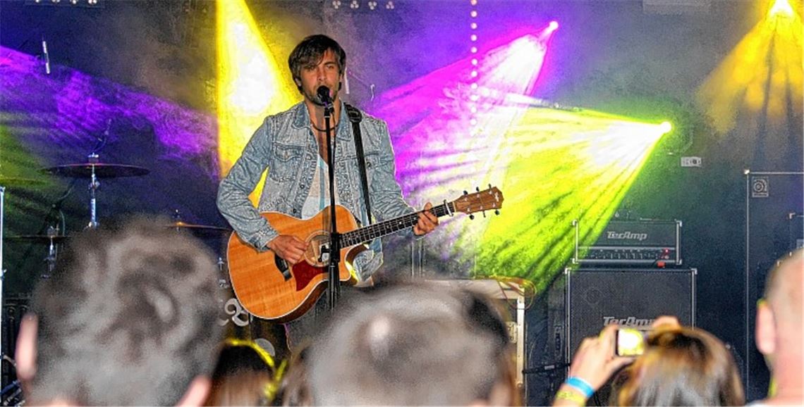 Beim Viva-la-Summer-Festival im Juli 2013 hat Max Giesinger vor mehr als 500 Besuchern auf dem Festplatz für Stimmung gesorgt. Archivfoto: Hansen