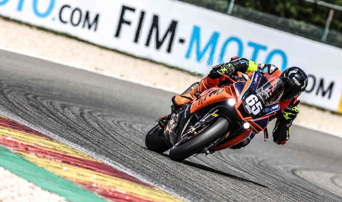 Beim WM-Rennen in Spa hat Dominik Vincon mit technischen Problemen zu kämpfen. Dennoch erreicht er mit seinen Teamkollegen Platz acht.