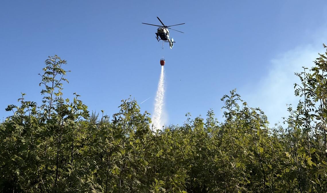 Beim Waldbrand bei Attendorn kam Hilfe aus der Luft.