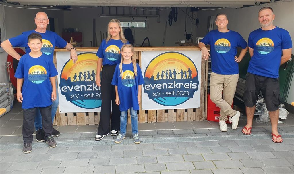 Beim „Warmup“ zum Straßenfest: Der Vereinsvorsitzende Mark Ferkaluk (2. v. re.) mit seinem Vater und Stellvertreter Erwin Ferkaluk (li) sowie Steffen Siegrist (re.), der mit Hilfe der KI das Vereinslogo entworfen hat, damit „evenzkreis“ im Netz und bald auch auf dem Straßenfest einen großen Wiedererkennungswert hat. Foto: Schröder