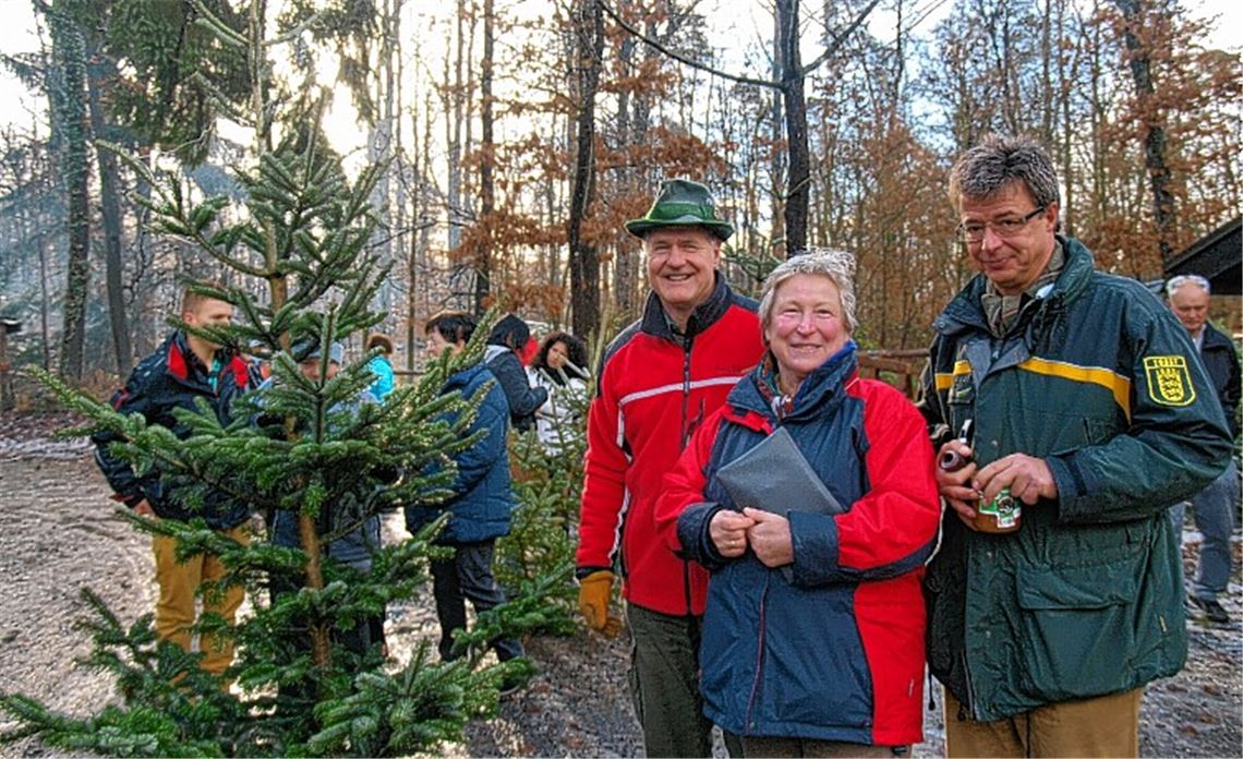 Beim Weihnachtsbaumverkauf (v. li.): Maulbronns Forstrevierleiter Peter Pfitzer, Ehefrau Margot und Frieder Kurtz, Leiter des Enzkreis.Forstamtes. Foto: Filitz