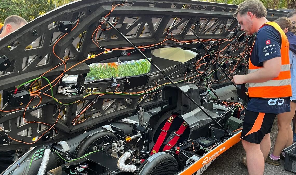 Deutsches Team bei Solarauto-Rennen in Australien vorne Beim World Solar Challenge geht es mit selbst entworfenen Elektrofahrzeuge 3000 Kilometer weit durch Australien.
