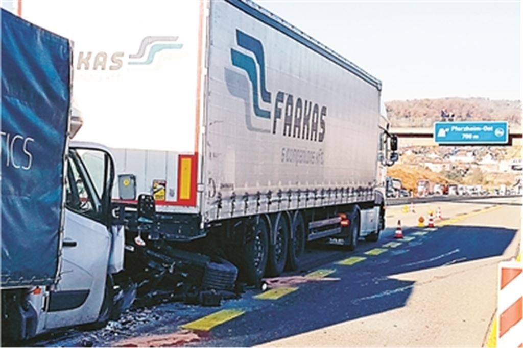 Beim Zusammenstoß auf der Autobahn bei Niefern wird der Unfallverursacher schwer verletzt. Foto: sdmg