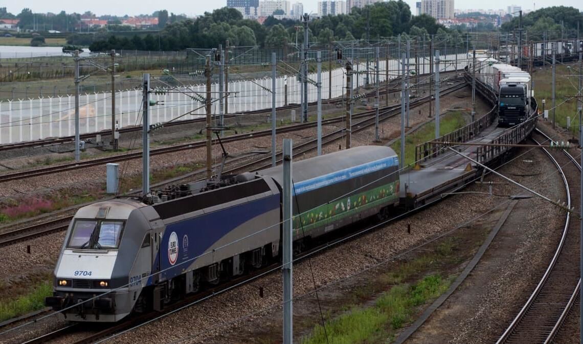 Beim Zusammenstoß eines Kleinbusses mit einem Güterzug am Kanaltunnel in Calais sind 19 Menschen verletzt worden. (Symbolbild)