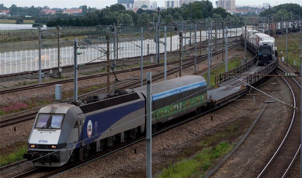 Beim Zusammenstoß eines Kleinbusses mit einem Güterzug am Kanaltunnel in Calais sind 19 Menschen verletzt worden. (Symbolbild)