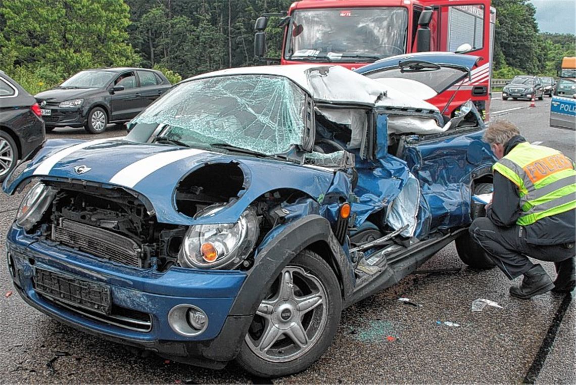 Beim Zusammenstoß mit dem Lkw wird der Mini des 34-Jährigen total demoliert.
