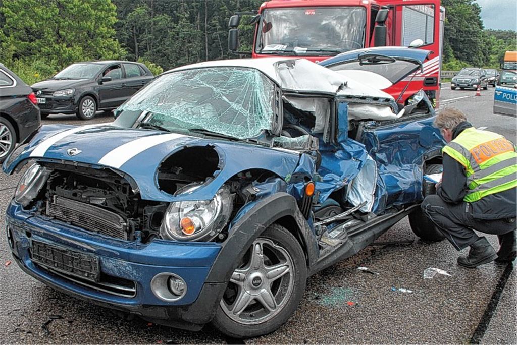Beim Zusammenstoß mit dem Lkw wird der Mini des 34-Jährigen total demoliert.