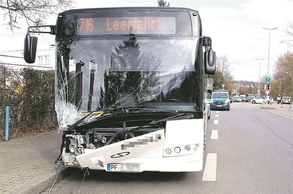 Beim Zusammenstoß mit einem Mercedes wird der Bus kräftig demoliert.Foto: sdmg