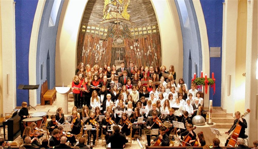 Beim bekannten Weihnachtslied „Tochter Zion“ musizieren Schulorchester und Chöre gemeinsam und sorgen für einen stimmungsvollen Höhe- und Schlusspunkt.