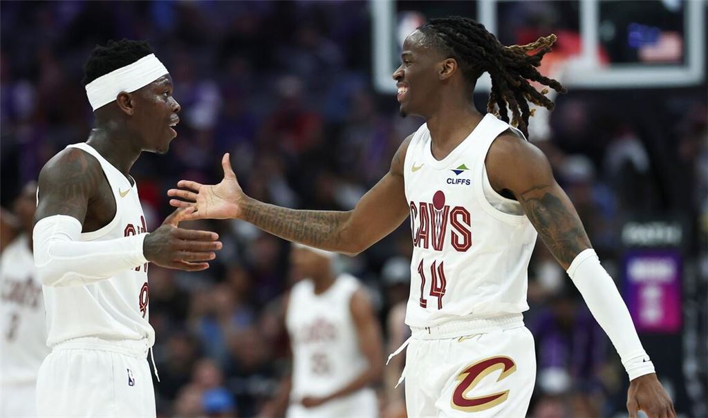 Beim deutlichen Erfolg gegen die Brooklyn Nets steuerte Dennis Schröder (l) für die Cleveland Cavaliers zwölf Punkte bei. (Archivbild)