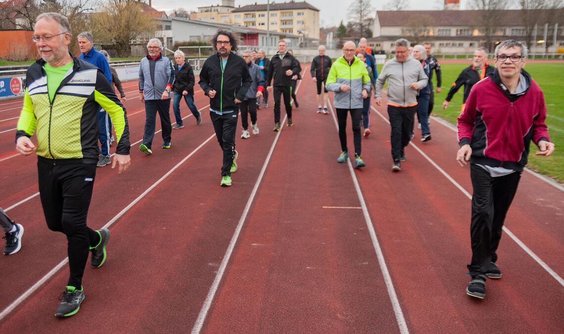 Beim ersten Training im Mühlacker Käppele-Stadion sind die Teilnehmer hochmotiviert.