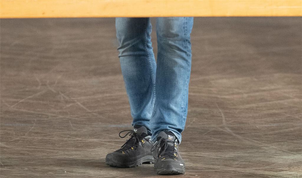 Beim geheimen Wahlvorgang sind nur die Beine der Stimmberechtigten sichtbar. Auch die Wahlanalyse bringt nicht alle Motive der Wähler ans Licht. Etwa, warum die SPD im Knittlinger Gemeinderat Federn lassen musste. Foto: Fotomoment