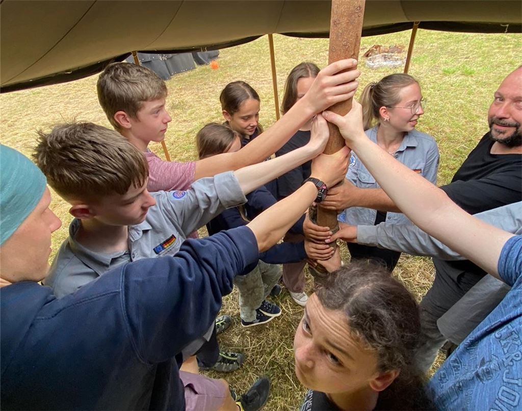 Beim gemeinsamen Zeltaufbau. Foto: privat