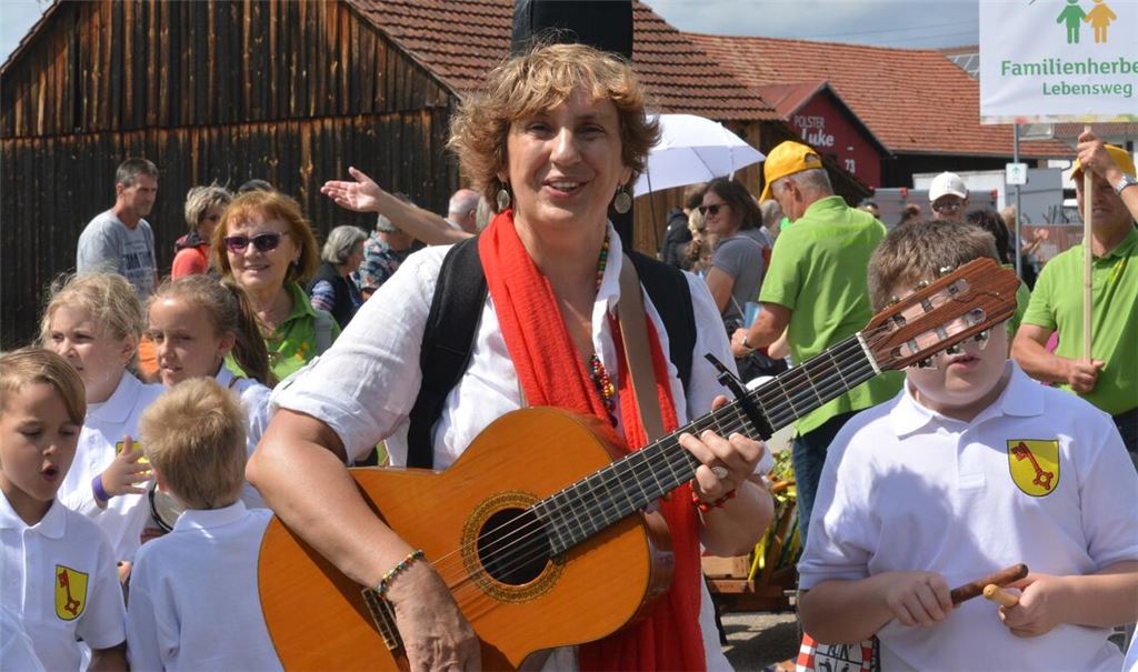 Beim großen Festumzug zum Schützinger Jubiläum Ende Juli war die langjährige Schulleiterin Bernadette Schäfer nochmals mit „ihren“ Schulkindern mit von der Partie. Foto: Stahlfeld
