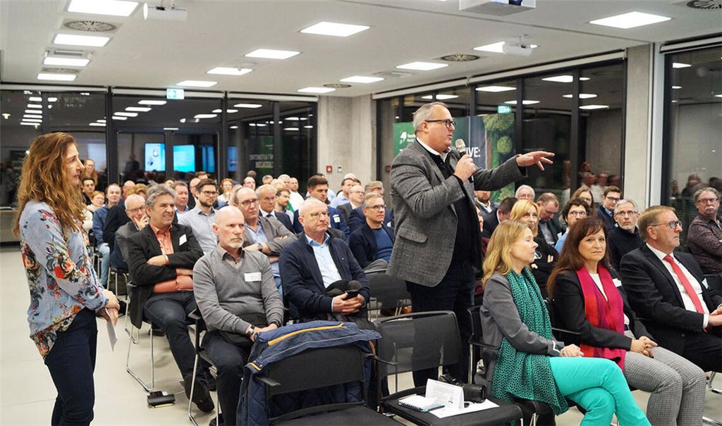Beim gut besuchten Neujahrsempfang des Transformationsnetzwerks Nordschwarzwald im ZPT Pforzheim wird intensiv über die neue Mobilität diskutiert. Foto: Frommer