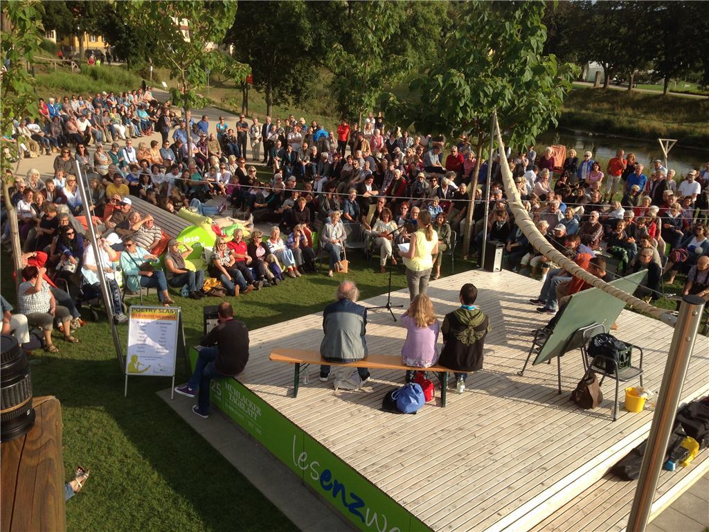 Beim letzten Poetry Slam vor den Halbfinals reichen die Plätze auf der Leseinsel bei Weitem nicht aus. Der Dichterwettstreit auf der Gartenschau ist längst zum Selbstläufer geworden.  Foto: Deeg