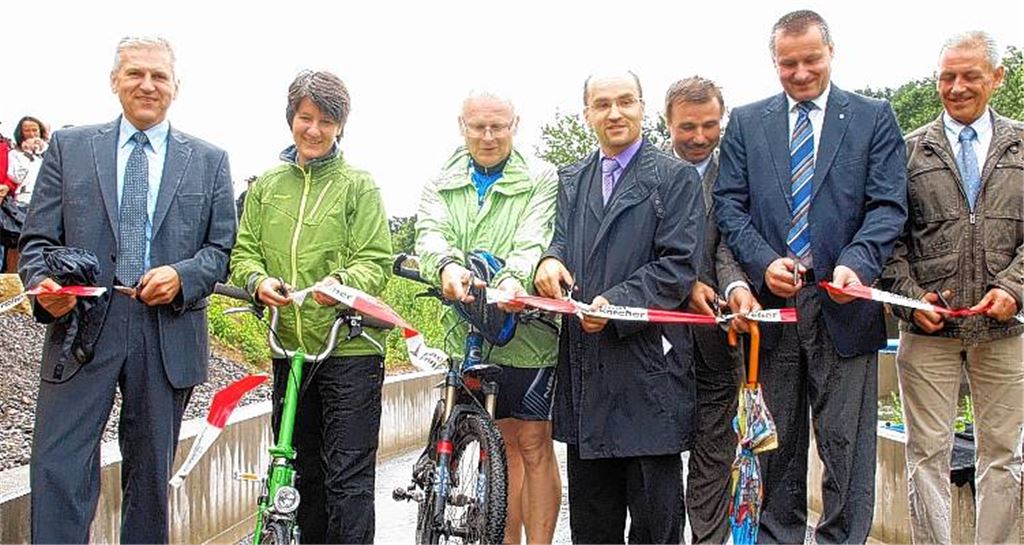 Beim offiziellen Startschuss geben unter anderen (v.li.) Vaihingens OB Gerd Maisch, Staatssekretärin Gisela Splett, Landrat Karl Röckinger, Bürgermeister Harald Eiberger (Illingen) sowie der Landtagsabgeordnete Dr. Hans-Ulrich Rülke (2.v.re.) den neuen Streckenabschnitt frei.