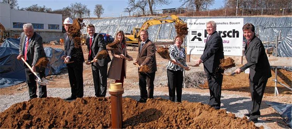 Beim symbolischen Spatenstich (v. li.): Prokurist Reinhard Trautz von der Firma Harsch, Firmenchef Rudolf Harsch, Juniorchef Jens Hofmann, Katja Hofmann, Bürgermeister Werner Henle, Sonja Hofmann, Seniorchef und Firmengründer Wolfgang Hofmann und Harsch-Projektleiter Roland Steiger.