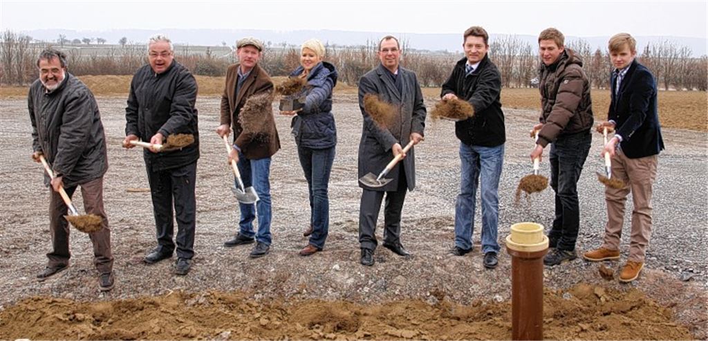 Beim symbolischen Spatenstich (v. li.): Siegfried Mayer, Bauleiter Firma Harsch, Prokurist Reinhard Trautz von der Firma Harsch, Firmenchef Frieder Heidinger, Karin Heidinger, Oberbürgermeister Frank Schneider, Amtsleiter Axel Frey vom Landratsamt Enzkreis, Adrian Heidinger und Julian Heidinger.